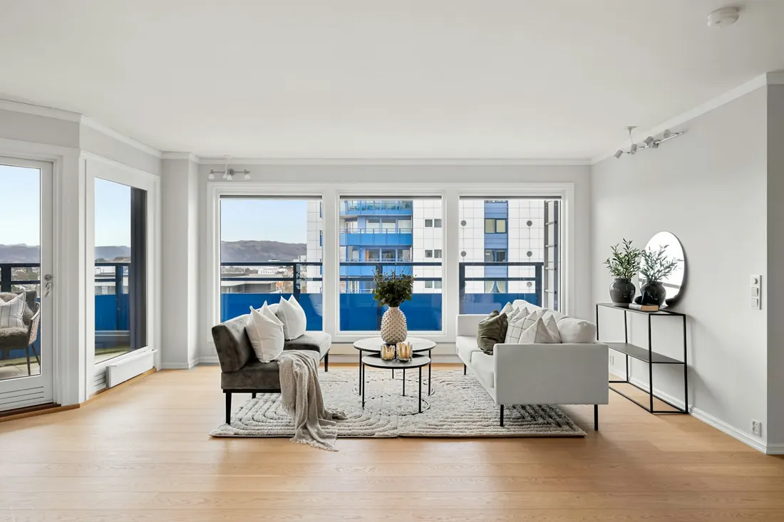 Séjour lumineux d’un appartement contemporain, tel qu’il apparaîtrait dans une annonce locative.